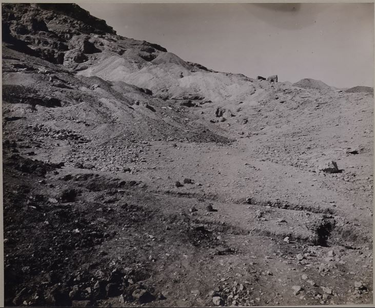 Excavations in a small depression just to the east (right) of the monumental tomb of Governor Ibu, not visible in this photo. In the upper right, behind the mountainside, the brick structures next to the tomb of Governor Wahka II can be seen. Photo album, Schiaparelli excavations.
