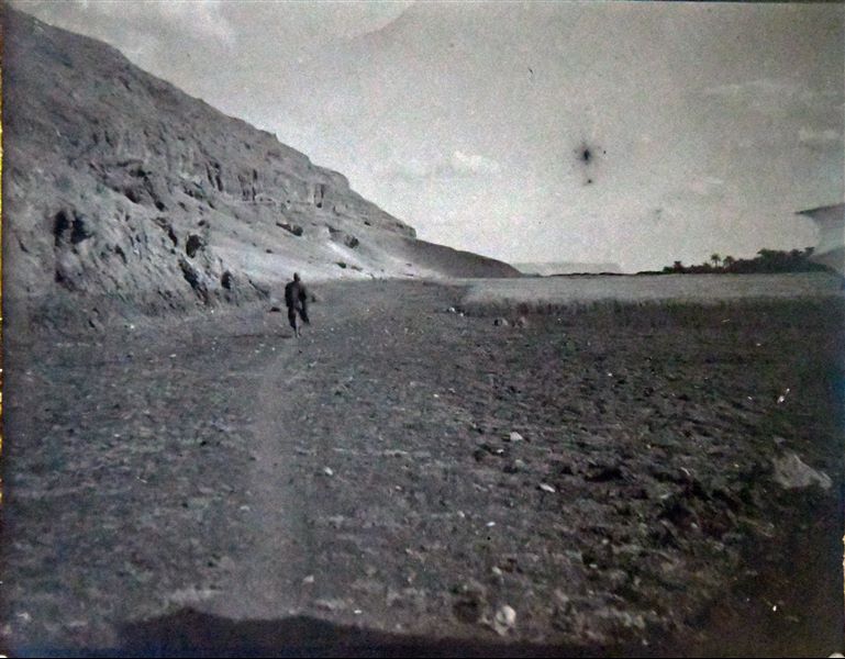 Paesaggio nell’area di Qau el-Kebir. A destra, poco visibile, si intravede la presenza di un paralume. Archivio Angelo Sesana. 