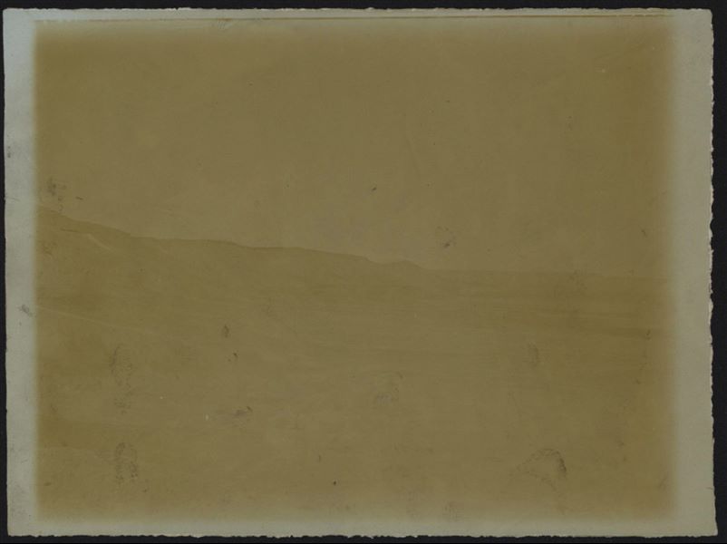 Veduta in lontananze delle grotte e delle cave di pietra, presumibilmente viste dalla zona della tomba di Uahka II. Fotografia molto mal conservata, forse per eccessiva esposizione alla luce. Scavi Schiaparelli.