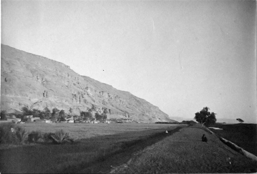 Paesaggio nell’area di Qau el-Kebir, con la montagna sulla sinistra. A destra, un canale quasi del tutto prosciugato. Fotografia scattata da uno degli argini. Archivio Angelo Sesana. 
