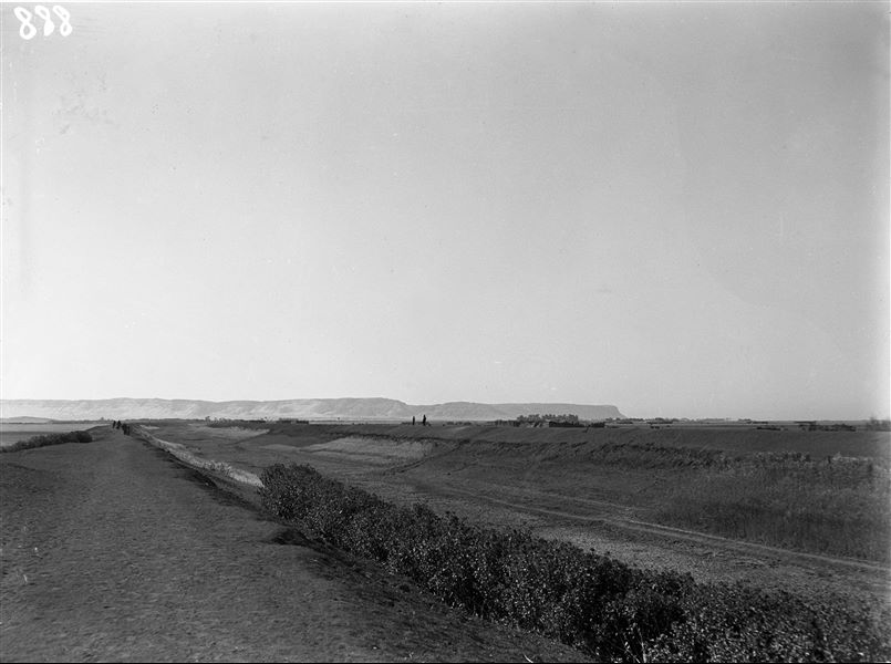 Strade sugli argini di un canale prosciugato nei pressi di Qau, forse una diga. Scavi Schiaparelli.