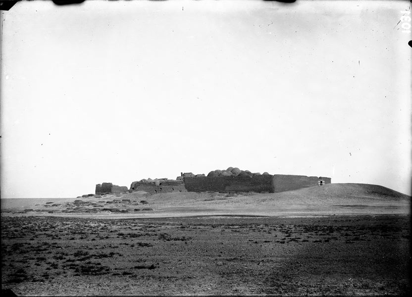 Cimitero arabo nella pianura antistante la necropoli rupestre, nell’area di Qau el-Kebir. Scavi Schiaparelli.