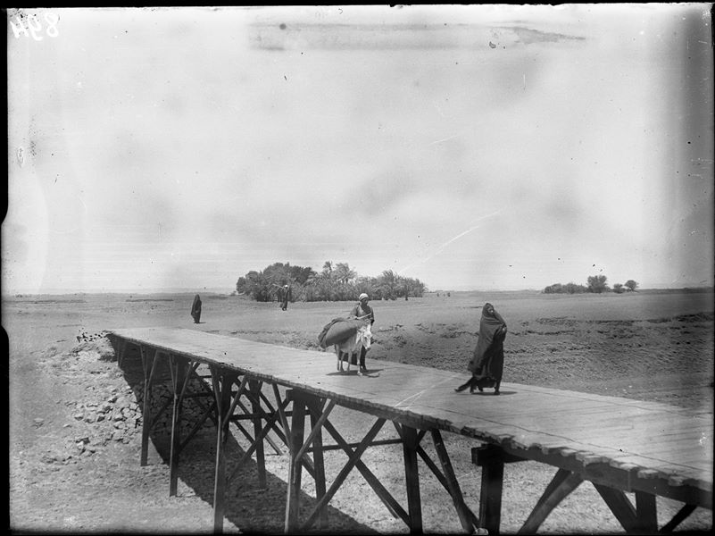 Ponte su un canale prosciugato nei pressi di Qau el Kebir - Hammamiya. Probabilmente è lo stesso che si vede in E00294. Scavi Schiaparelli.