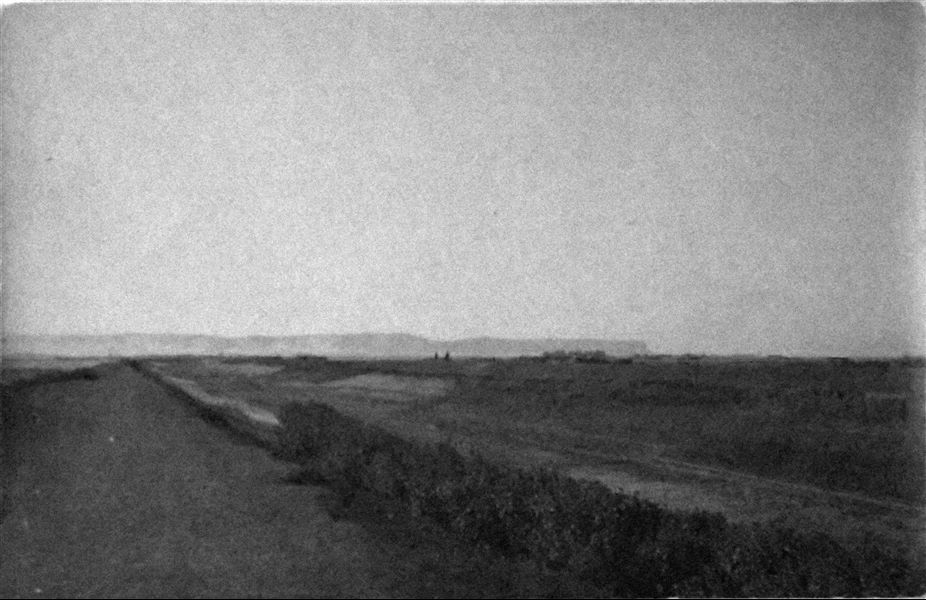 Paesaggio nell’area di Qau el-Kebir, in prossimità della necropoli rupestre. Archivio Angelo Sesana.