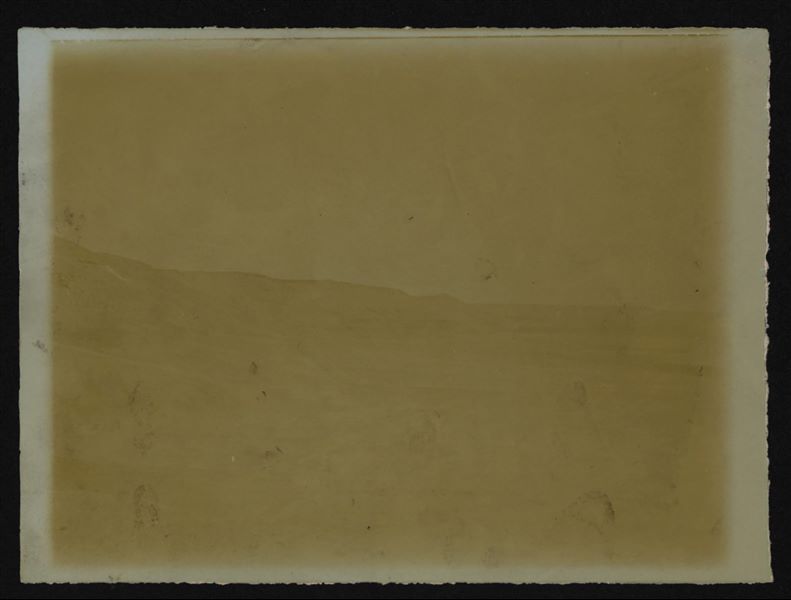 Veduta in lontananza delle grotte e delle cave di pietra, presumibilmente viste dalla zona della tomba di Uahka II. Fotografia molto mal conservata, forse per eccessiva esposizione alla luce, oppure per una stampa troppo chiara. Scavi Schiaparelli.