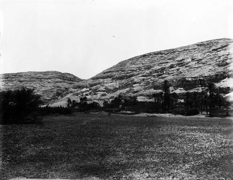 Veduta della montagna nei pressi della necropoli rupestre, che tuttavia non è visibile. Scavi Schiaparelli.