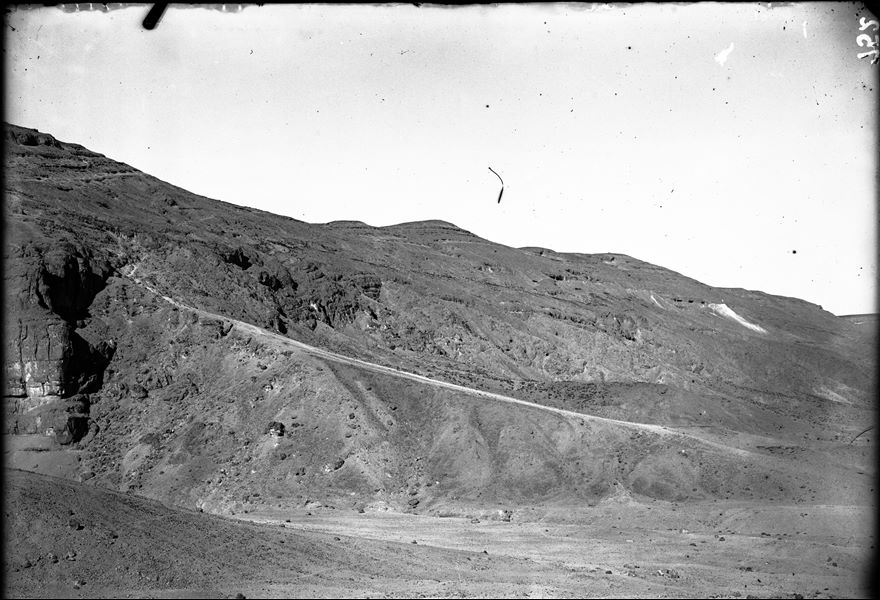 Area della necropoli rupestre, si vedono lontano a destra le grotte delle cave. Scavi Schiaparelli.