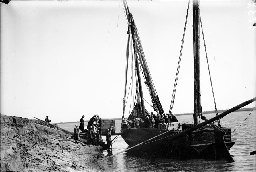 Loading the crates containing antiquities onto sail boats (feluccas). Schiaparelli excavations.