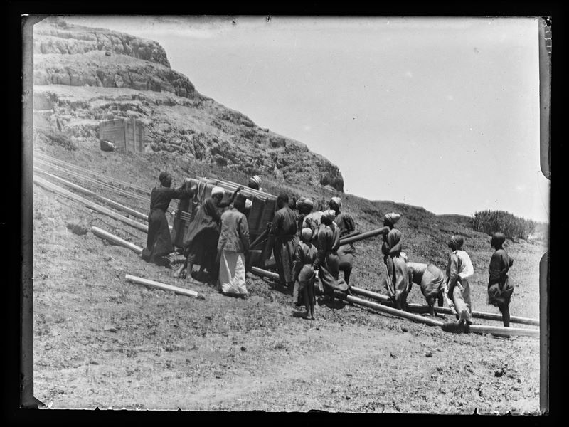 Inizio del trasporto di antichità ai piedi della necropoli rupestre di Qau el-Kebir verso il fiume. Scavi Schiaparelli.
