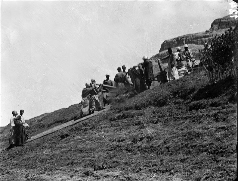 Trasporto delle casse contenenti antichità, verso il Nilo. In primo piano, con il tarbusch, Bolos Ghattas. Scavi Schiaparelli.