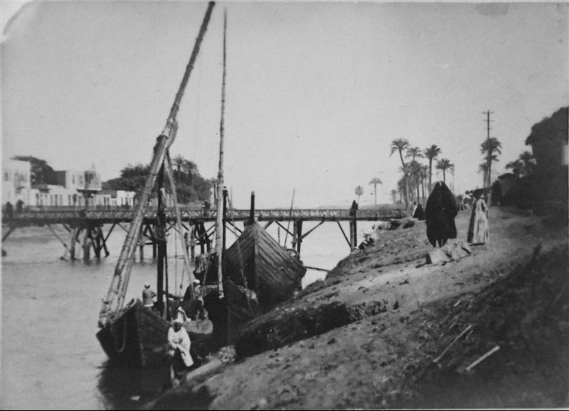 Tre imbarcazioni in riva al Nilo, presumibilmente nell’area di Qau el-Kebir. Archivio Angelo Sesana. 