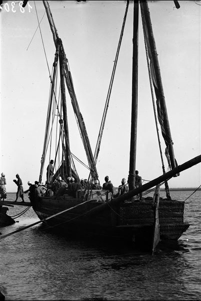 Loading the crates containing antiquities onto sail boats (feluccas). Schiaparelli excavations. 