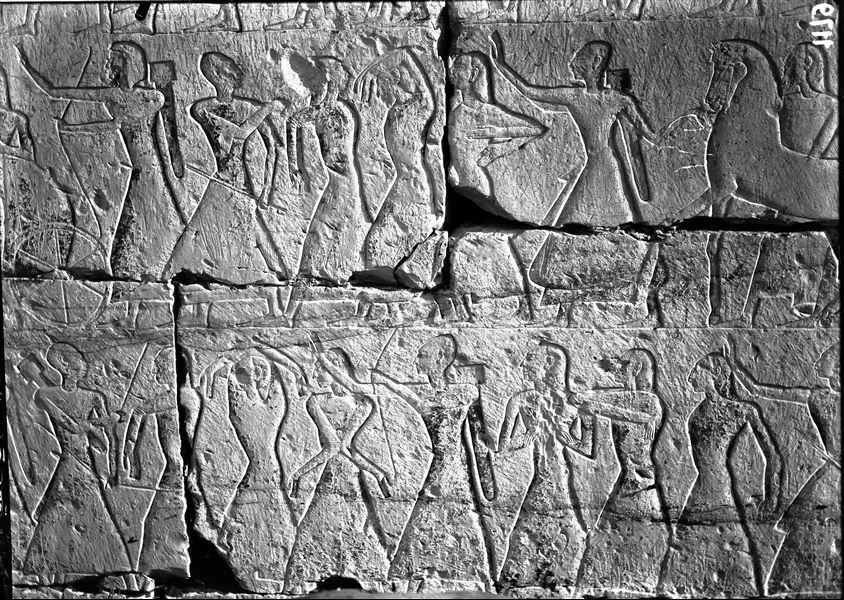 Parete del muro esterno (nord e ovest) del tempio di Ramesse II ad Abido, scene della battaglia di Qadesh, file di prigionieri in marcia.