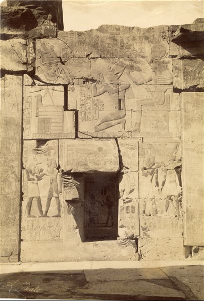 Nello scatto sono ripresi i rilievi dalla parete di fondo della seconda sala ipostila del Tempio di Seti I ad Abido. La firma di Antonio Beato è riportata in basso a sinistra.
