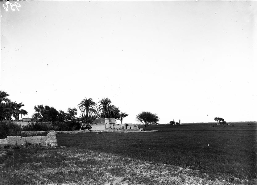 View of the plain in front of the Theban mountain. On the left, the structures near old Chicago House (now dismantled) while on the right, identifiable from afar, are the two Colossi of Memnon. Schiaparelli excavations.